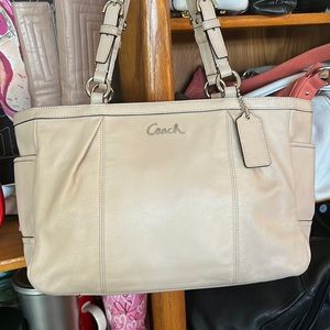Gorgeous COACH SHOULDER BAG